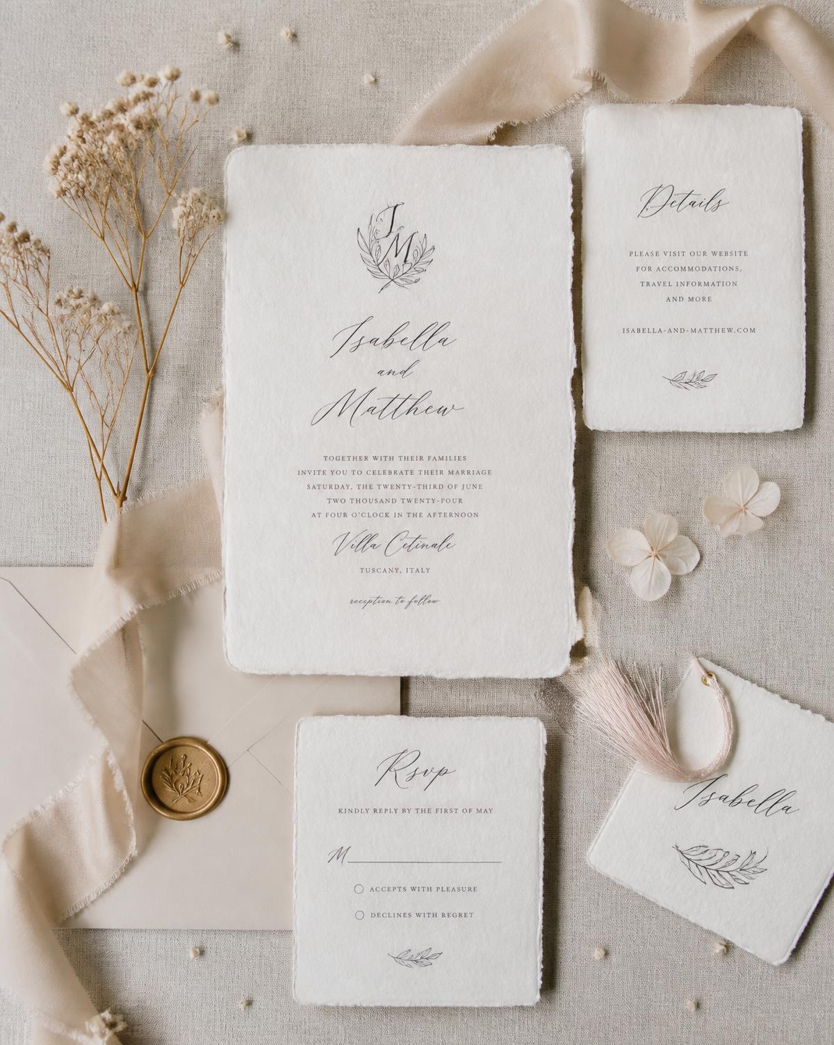 Papelaria de casamento em papel artesanal com lacre dourado e fitas nude